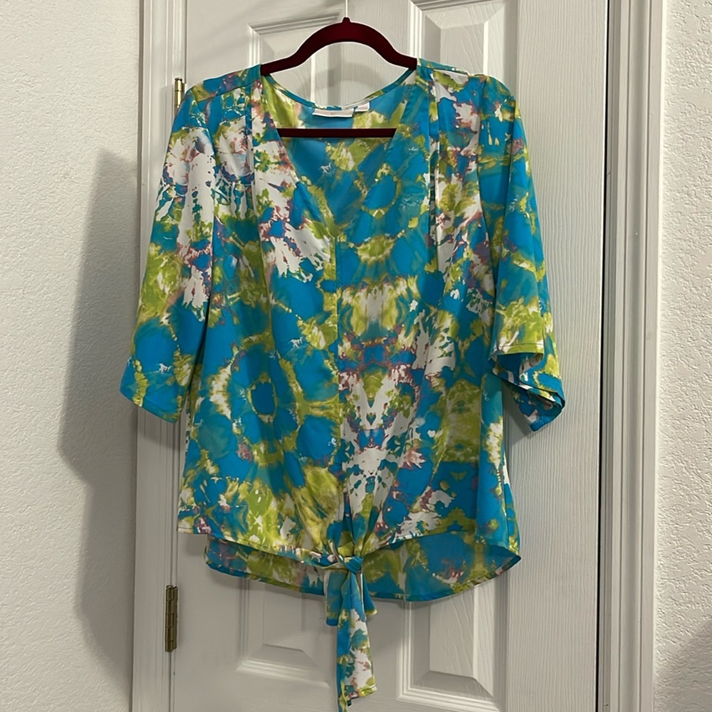 Kim Gravelle polyester top with beautiful beach colors and a center front tie.